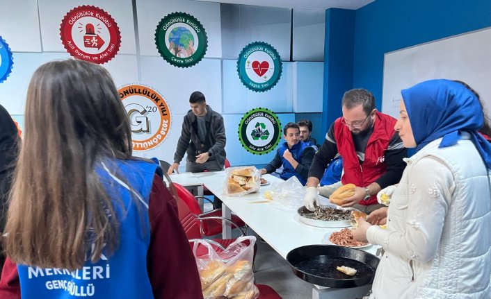 Bafra'da Dünya Gönüllüler Günü'nde hamsi etkinliği yapıldı