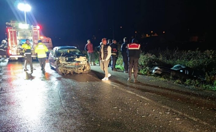 Alaçam'da iki otomobil çarpıştı, 1 kişi öldü, 4 kişi yaralandı