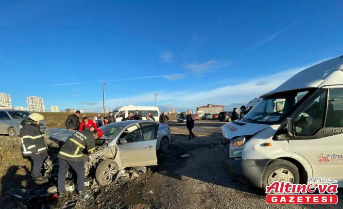 Samsun'da öğrenci servisi ile otomobil çarpıştı, 13 kişi yaralandı