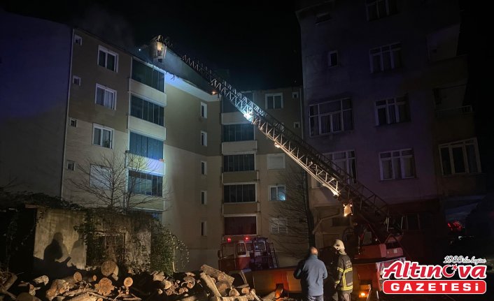 Sinop'ta bir apartmanın çatısında çıkan yangın hasara neden oldu