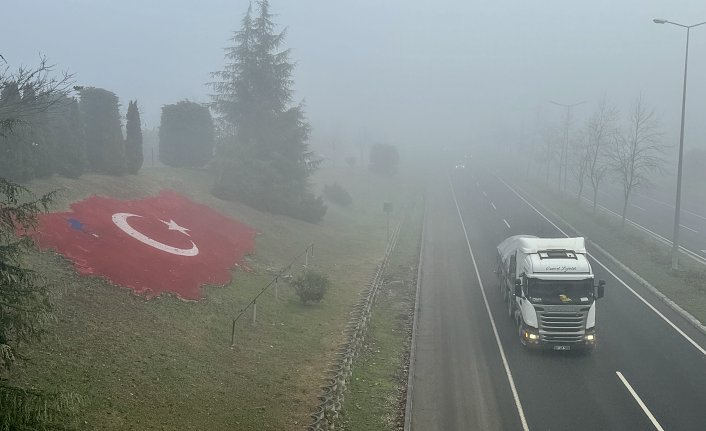 Sisin görüş mesafesini düşürdüğü Anadolu Otoyolu'nda ulaşım yavaşladı