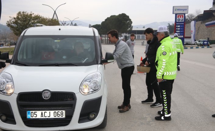 Taşova'da lise öğrencileri sürücüleri uyardı