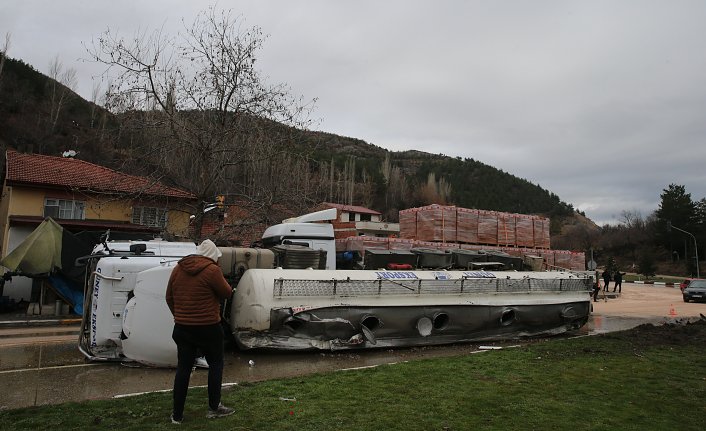 Tokat'ta devrilen beton mikseri kazalara neden oldu, 2 kişi yaralandı