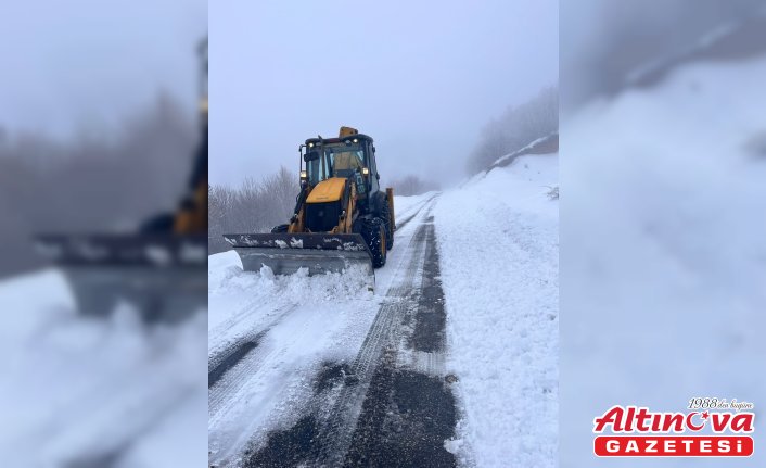 Tokat'ta kara saplanan ambulansı İl Özel İdaresi ekipleri kurtardı