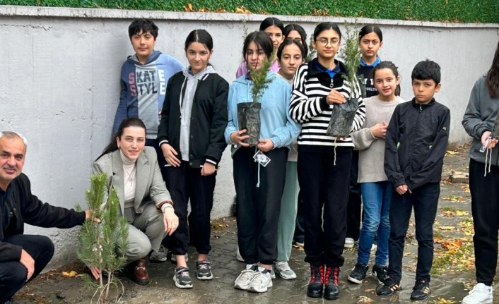 Tokat'ta okul bahçesine 10 çam fidanı dikildi