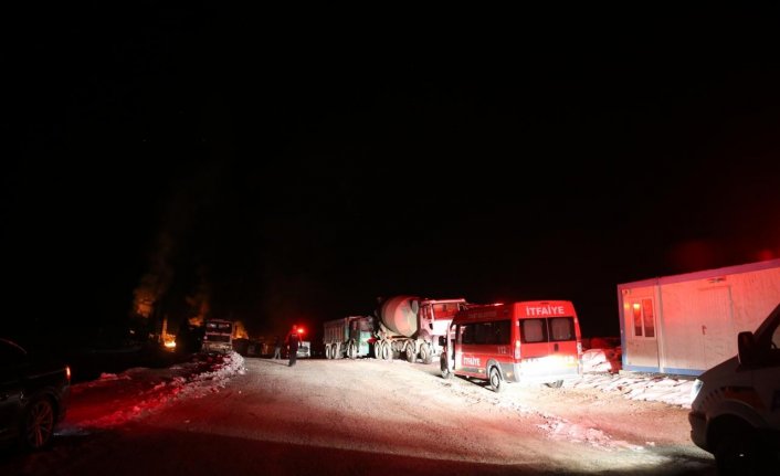 Tokat'ta taş ocağında çıkan yangına müdahale ediliyor