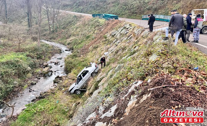 Trabzon'da dere yatağına devrilen otomobildeki 4 kişi yaralandı