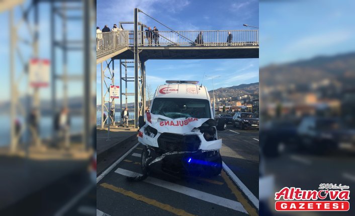 Trabzon'da ambulans ile 2 aracın karıştığı kazada 8 kişi yaralandı