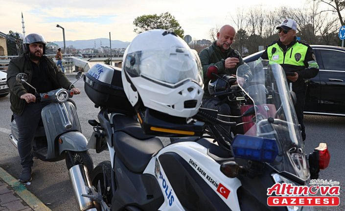 Trafik polisi hurda parçalarını sanat eserine dönüştürüyor