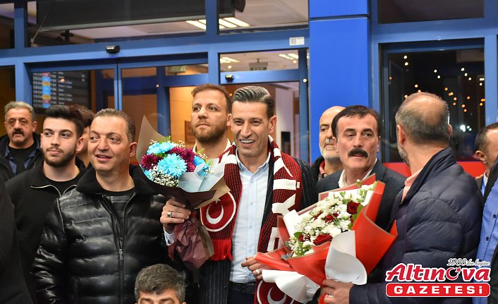 Türkiye Boks Federasyonu Başkanı Hekimoğlu, Trabzon'da çiçeklerle karşılandı: