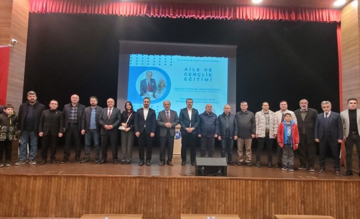 Vezirköprü'de “Aile ve Gençlik Eğitimi“ konferansı düzenlendi