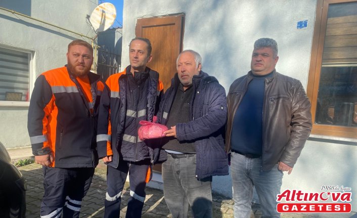 Zonguldak'ta temizlik personeli içinde para bulunan poşeti sahibine teslim etti