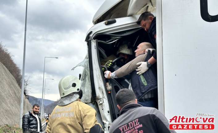 Anadolu Otoyolu'nun Düzce kesiminde kaza yapan kamyonun sürücüsü yaralandı