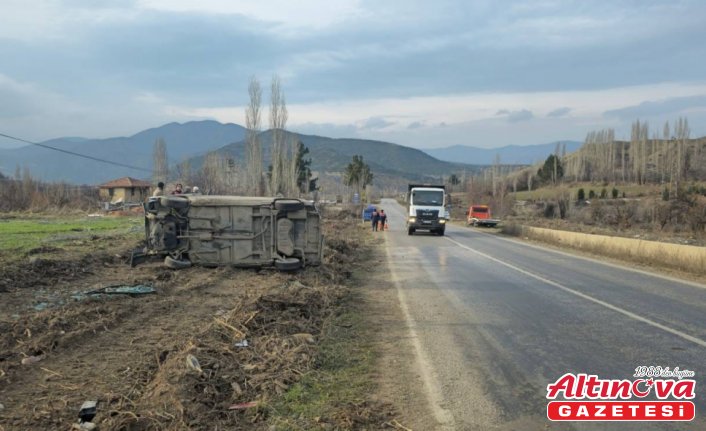 Çorum'da devrilen otomobilin sürücüsü yaralandı