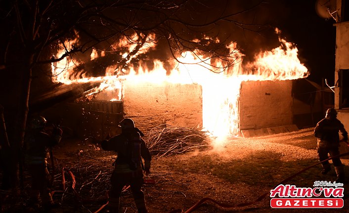 Düzce'de itfaiye erleri yeni yılın ilk dakikalarında çıkan yangına müdahale etti