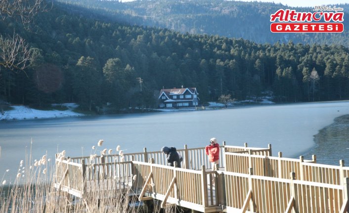 Gölcük Tabiat Parkı'ndaki gölün yüzeyi buz tuttu