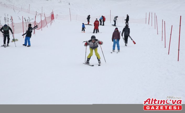 Ilgaz Dağı'ndaki Yurduntepe Kayak Merkezi'nde hafta sonu yoğunluğu