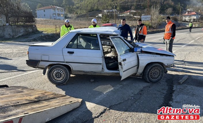 Karabük'te hafif ticari araçla çarpışan otomobilin sürücüsü yaralandı