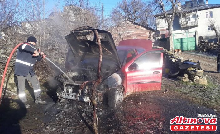 Karabük'te park halindeki otomobil yandı