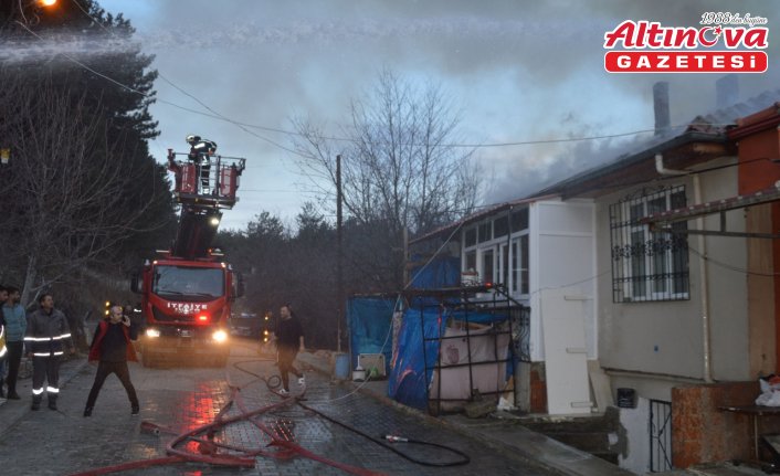 Samsun'da evin çatısında çıkan yangın hasara yol açtı