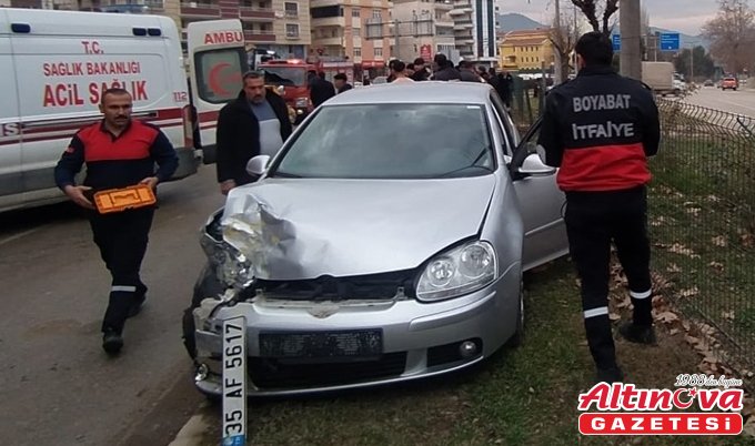 Sinop'ta bir otomobil park halindeki otomobile çarptı, 4 kişi yaralandı