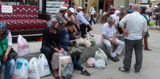 BAFRA BEŞYOL’DA VATANDAŞLARIN HEYECANLA DOLMUŞ BEKLEYİŞİ