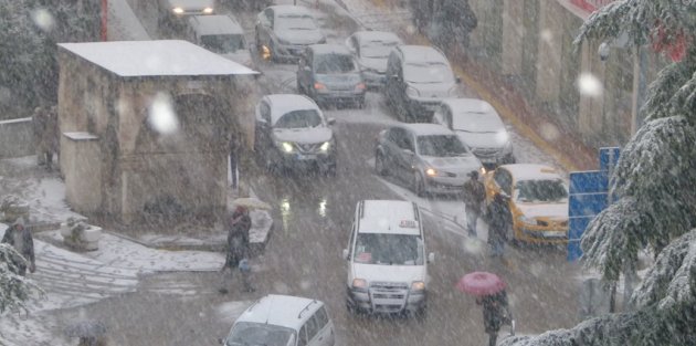 Bafra ilçe merkezine kar yağdı