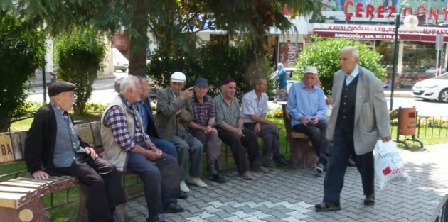 BAFRA’DA SICAKTAN BUNALAN VATANDAŞLAR PARKLARA AKIN ETTİ