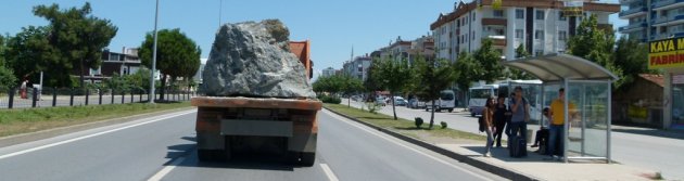 Kasasının Kapağı Açık Halde Kaya Taşıdı