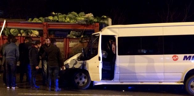 Kamyonete Çarpan Minibüs Hurdaya Döndü