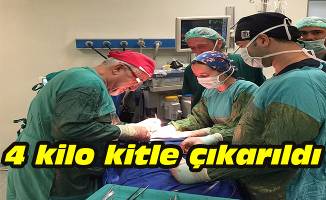 Ensesinden 4 kiloluk kitle çıkarıldı