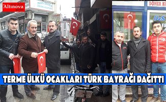 TERME ÜLKÜ OCAKLARI TÜRK BAYRAĞI DAĞITTI