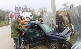 Otomobilde sıkışan sürücüyü itfaiye ekipleri kurtardı