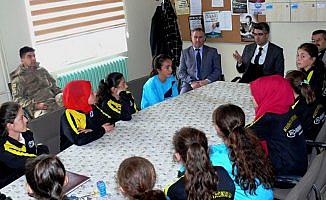 Yeşilyurt Kaymakam Vekili Çalışır, kız futsal takımını ziyaret etti