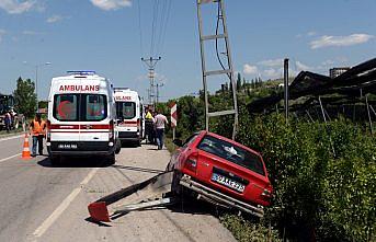 Tokat'ta otomobil elektrik direğine çarptı: 2 yaralı