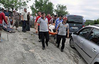 Katırdan düşen çiftçiyi sedyeyle 4 kilometre taşıdılar