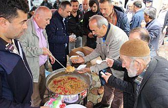 Güce Müftülüğü aşure dağıttı