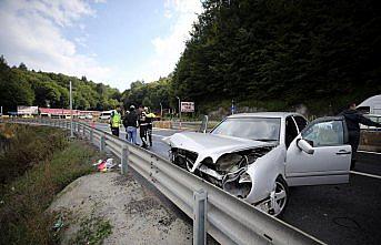 Otomobil beton bariyere çarptı: 4 yaralı