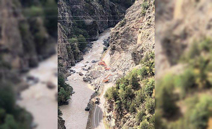 Artvin-Şavşat karayolu heyelan nedeniyle ulaşıma kapandı