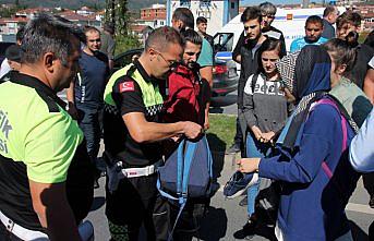 Otomobilin çarptığı iki öğrenci yaralandı