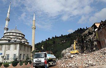 Rize'de altından dere geçen binanın yıkımı