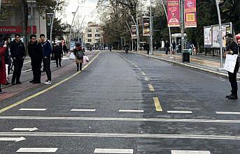 Farkındalık için gözlerini kapattı, kollarını açtı