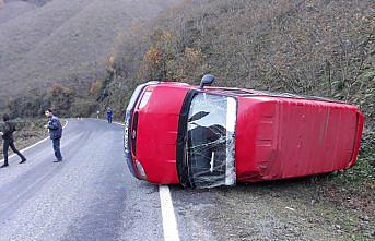 Giresun'da devrilen minibüsteki 3 öğretmen yaralandı