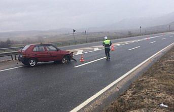 Bariyerlere çarpan otomobilin sürücüsü yaralandı