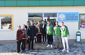 Düzce Belediyespor oyuncuları öğrencilerle buluştu