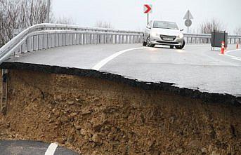 Düzce'de heyelan nedeniyle yol trafiğe kapatıldı