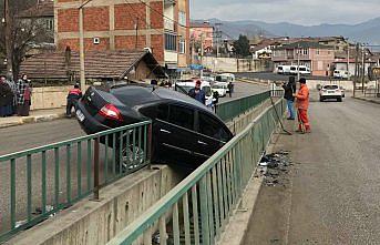 Karabük'te otomobil su kanalına düştü