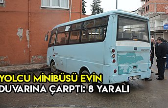 Yolcu minibüsü evin duvarına çarptı: 8 yaralı