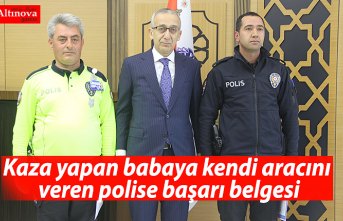 Kaza yapan babaya kendi aracını veren polise başarı belgesi