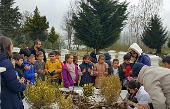 Öğrenciler hayırsever iş adamının kabrini ziyaret etti